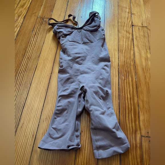 SKIMS kneelength compression bodysuit - Picture 1 of 3